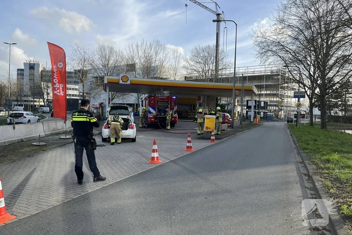 Motor van auto vliegt in brand na autorit