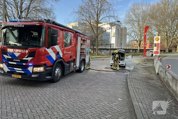 Motor van auto vliegt in brand na autorit