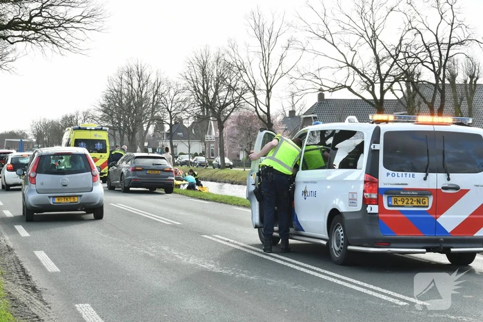 Omstanders redden man uit te water geraakte auto