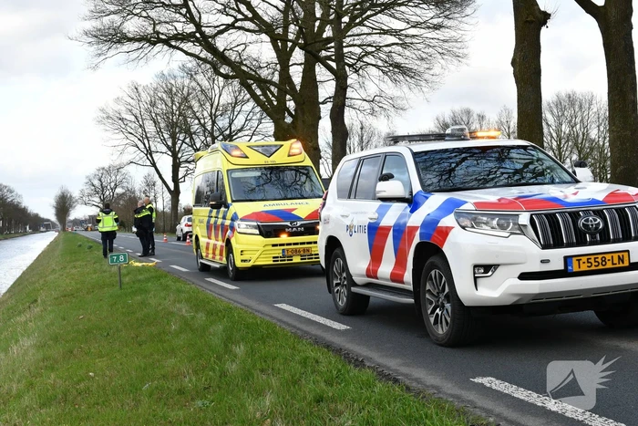 Omstanders redden man uit te water geraakte auto