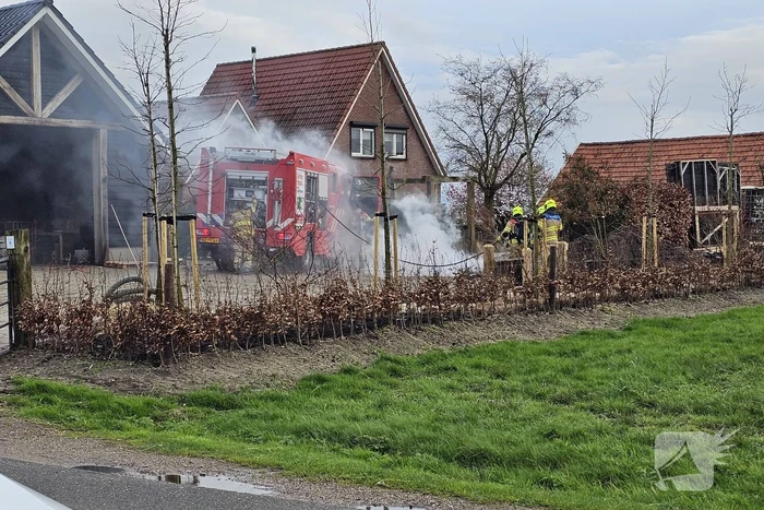 Scooter vat vlam in schuur