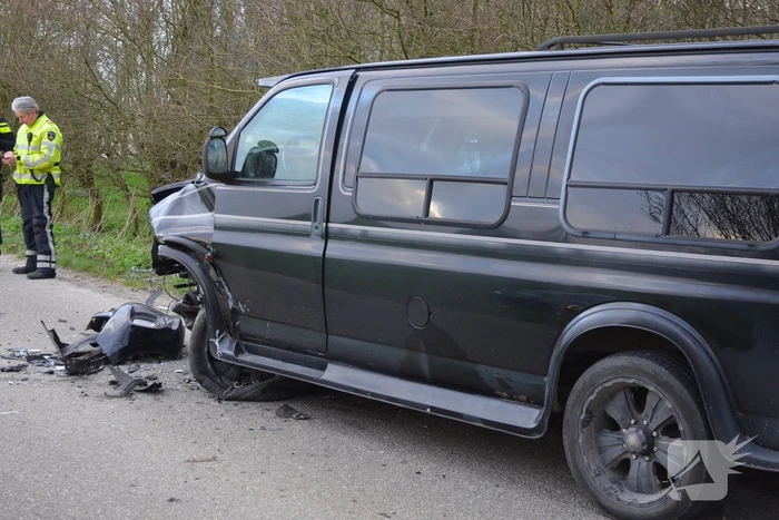 Persoon zwaargewond bij frontale aanrijding