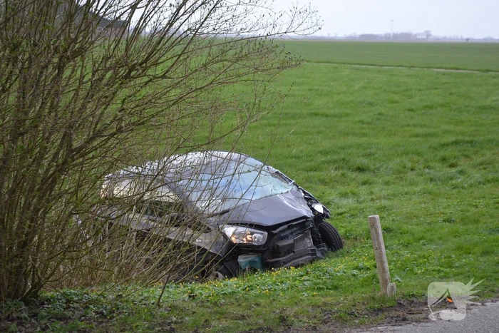 Persoon zwaargewond bij frontale aanrijding