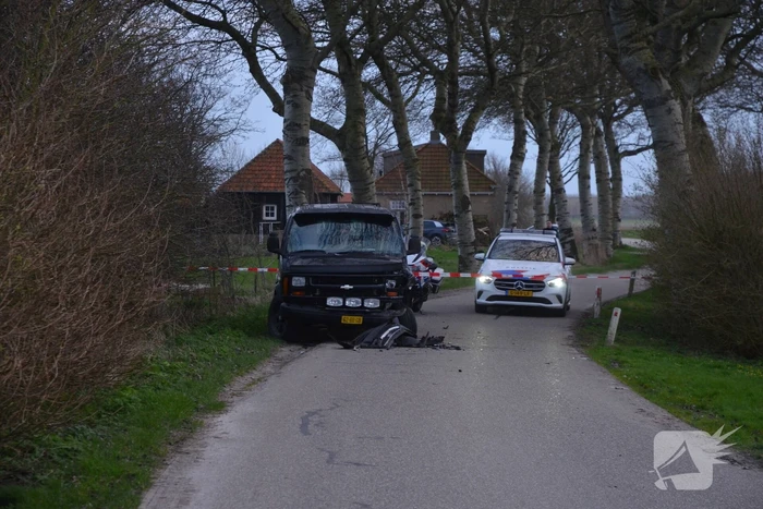 Persoon zwaargewond bij frontale aanrijding