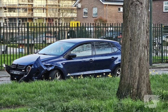 Auto zwaar beschadigd na uitwijkmanoeuvre
