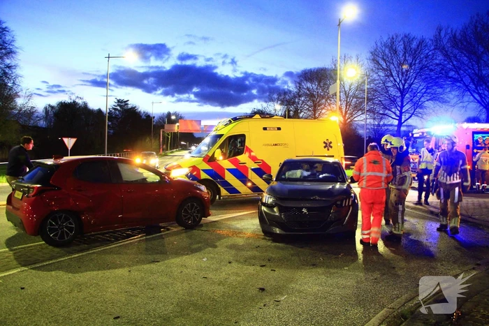 Voertuigen zwaar beschadigd na ongeval op rotonde