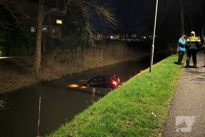 Bestuurder maakt stuurfout en rijdt water in