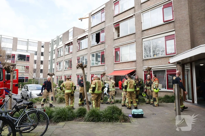Bewoner uit brandend huis gehaald, veel schade