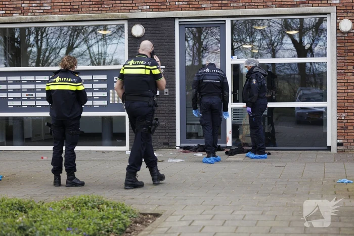 Zwaargewonde na steekpartij bij flat