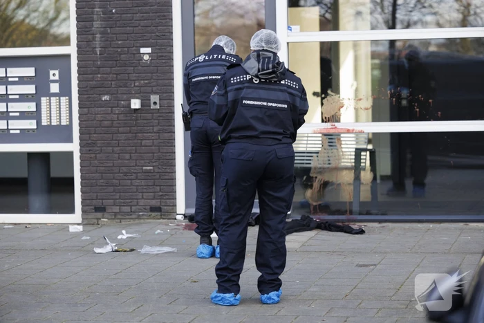 Zwaargewonde na steekpartij bij flat