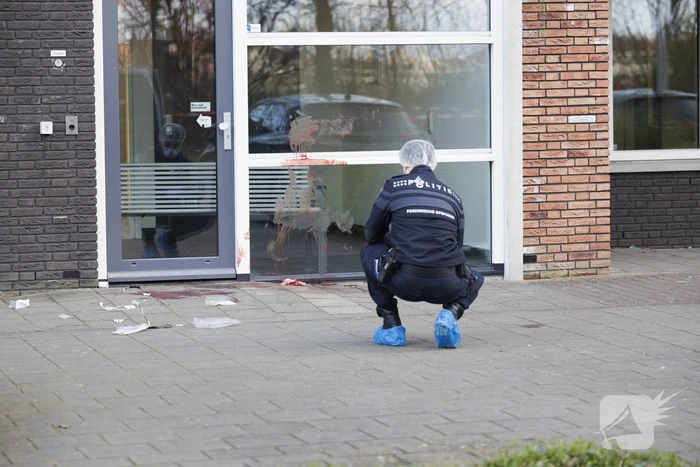 Zwaargewonde na steekpartij bij flat