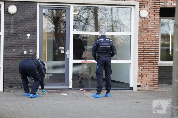 Zwaargewonde na steekpartij bij flat