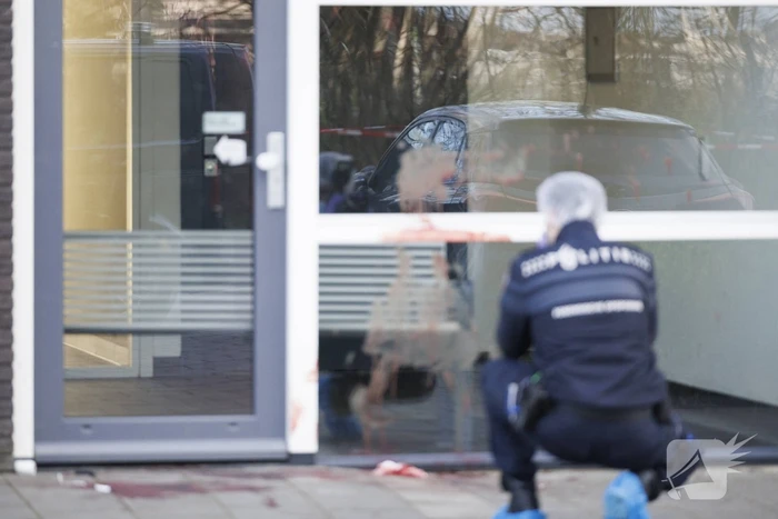 Zwaargewonde na steekpartij bij flat