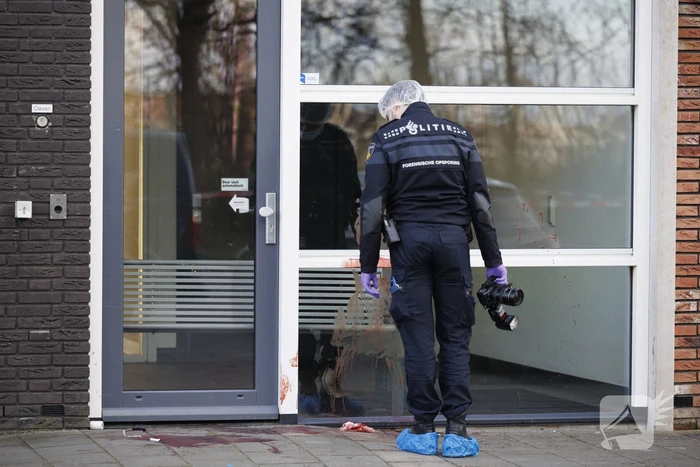 Zwaargewonde na steekpartij bij flat
