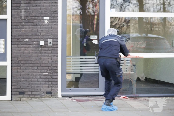 Zwaargewonde na steekpartij bij flat