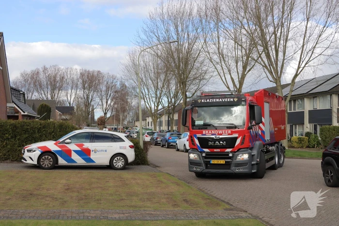 Bewoner en omwonenden blussen beginnende woningbrand