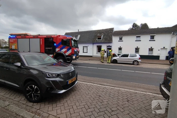 Brand in geparkeerde auto geblust