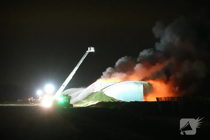 Uitslaande brand in loods, Zeelandbrug afgesloten vanwege rookontwikkeling