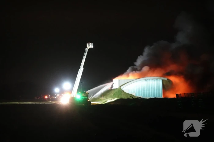 Uitslaande brand in loods, Zeelandbrug afgesloten vanwege rookontwikkeling