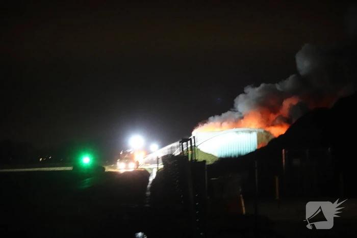 Uitslaande brand in loods, Zeelandbrug afgesloten vanwege rookontwikkeling