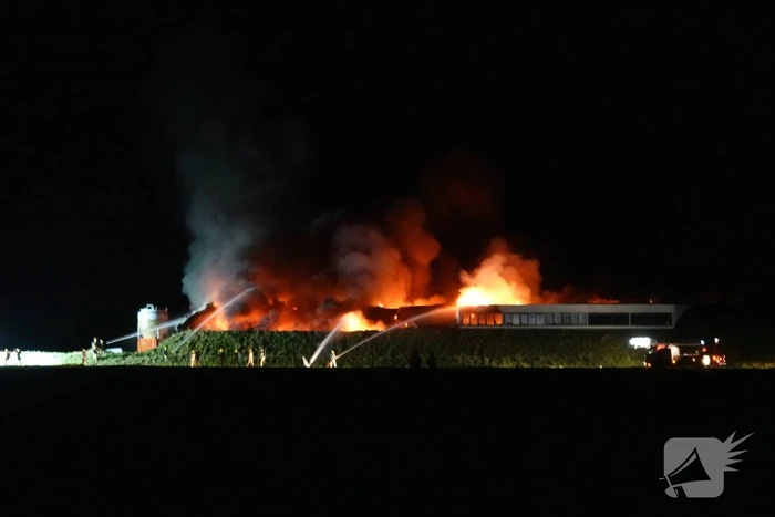 Uitslaande brand in loods, Zeelandbrug afgesloten vanwege rookontwikkeling