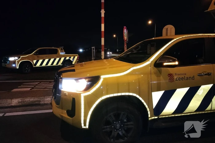 Uitslaande brand in loods, Zeelandbrug afgesloten vanwege rookontwikkeling