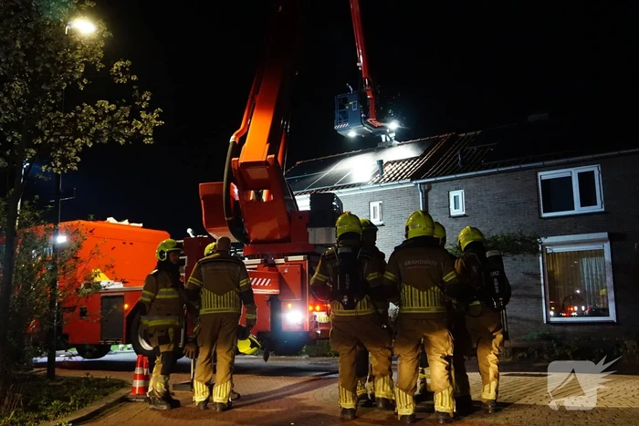 Brandweer veegt schoorsteen na brand
