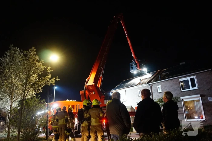 Brandweer veegt schoorsteen na brand