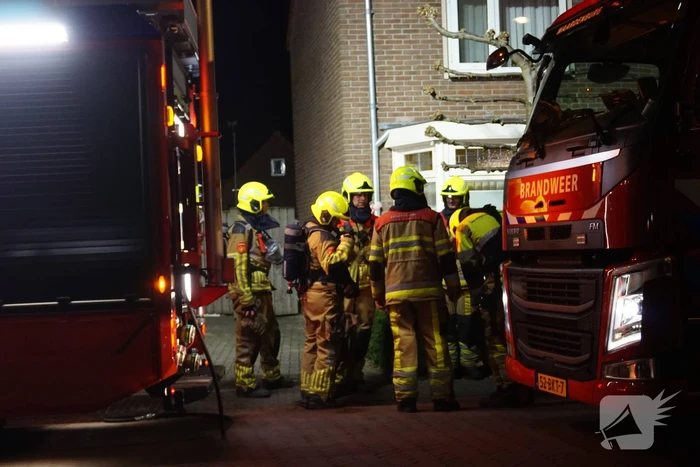 Brandweer veegt schoorsteen na brand