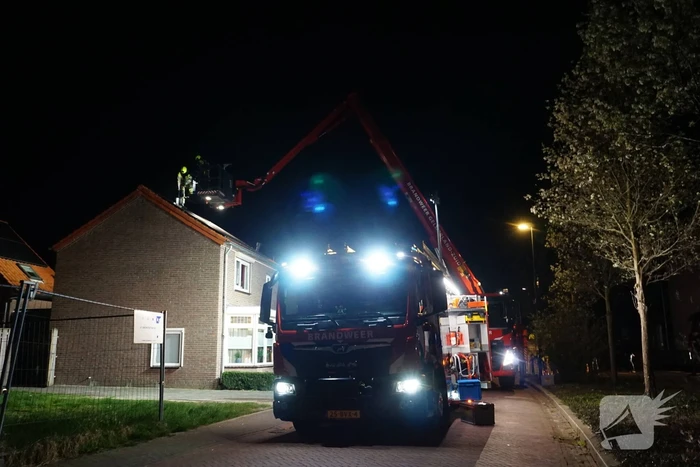 Brandweer veegt schoorsteen na brand