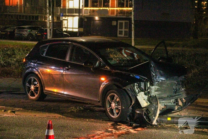 Auto zwaar beschadigd bij eenzijdig ongeval
