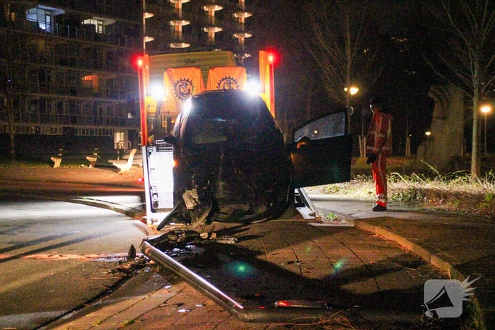 Auto zwaar beschadigd bij eenzijdig ongeval