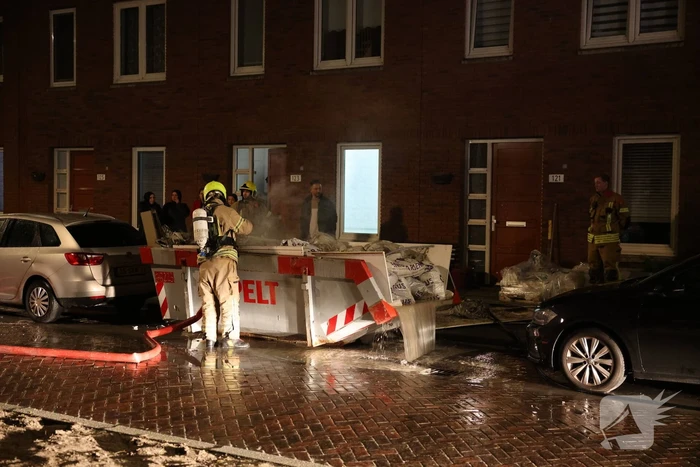 Brand in container met bouwafval