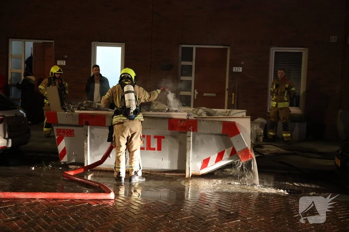 Brand in container met bouwafval
