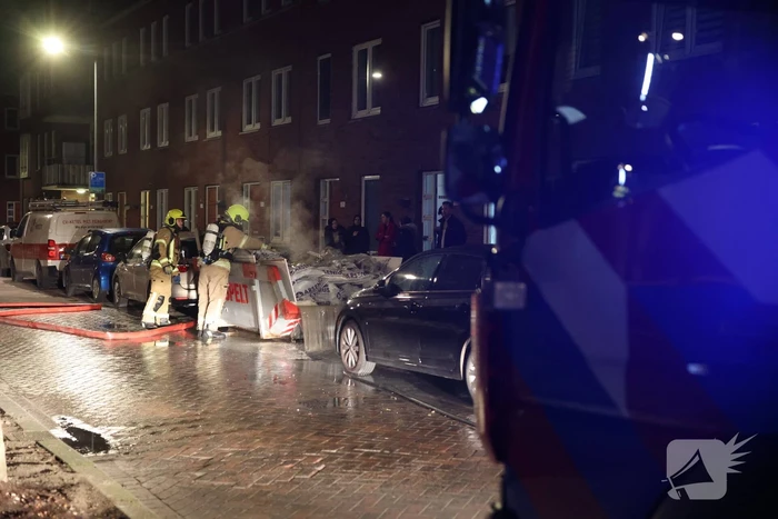 Brand in container met bouwafval