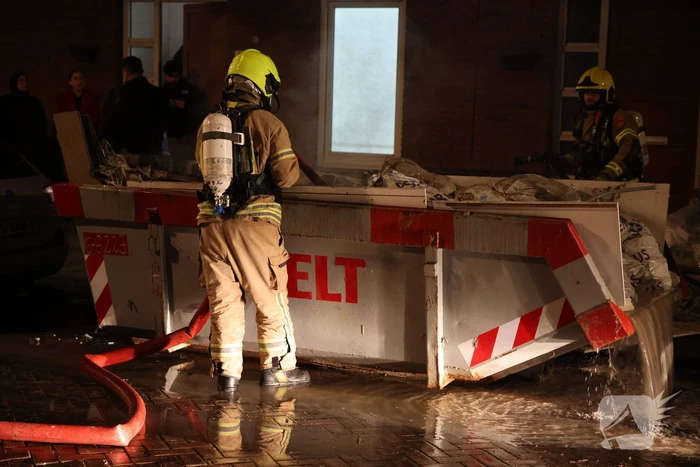 Brand in container met bouwafval