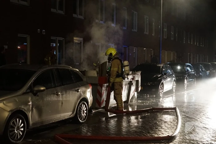 Brand in container met bouwafval