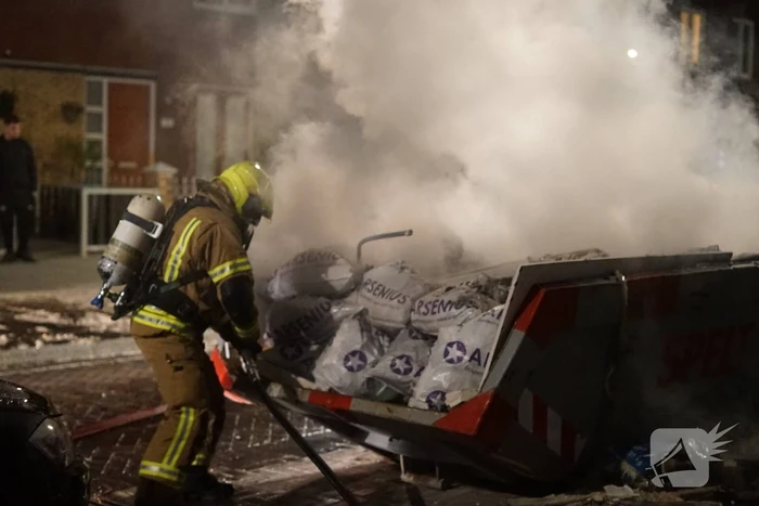 Brand in container met bouwafval