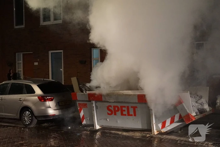 Brand in container met bouwafval