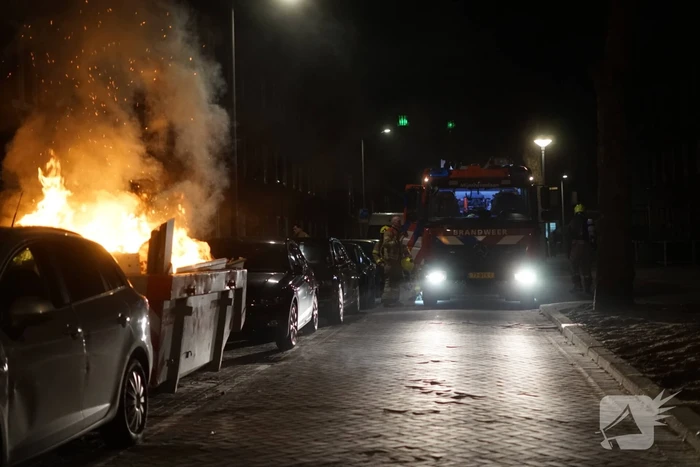 Brand in container met bouwafval