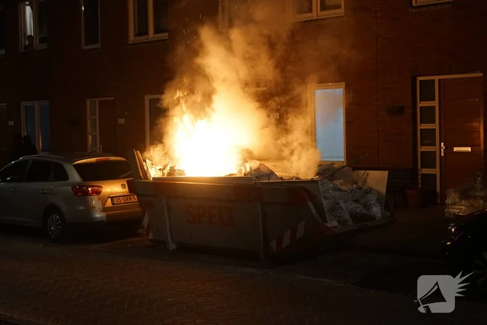 Brand in container met bouwafval