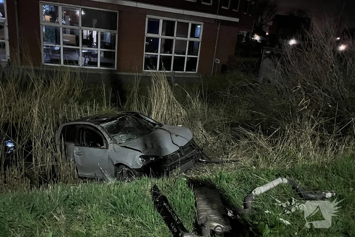 Aanhouding en ravage nadat auto crasht