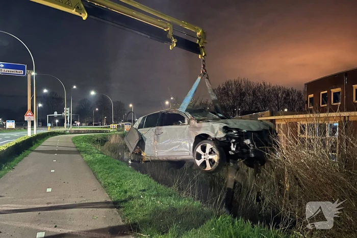 Aanhouding en ravage nadat auto crasht