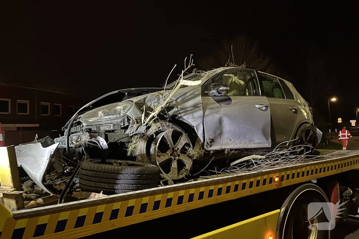 Aanhouding en ravage nadat auto crasht