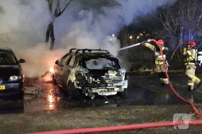 Personenauto verwoest door brand