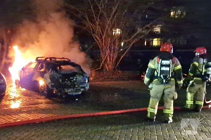 Personenauto verwoest door brand