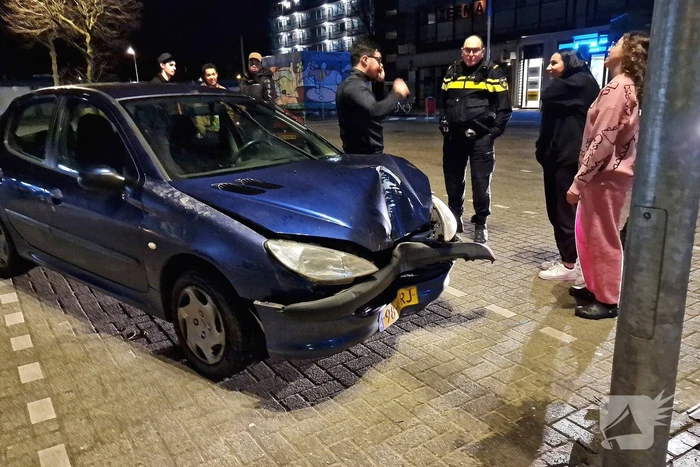Personenwagen botst tegen lantaarnpaal