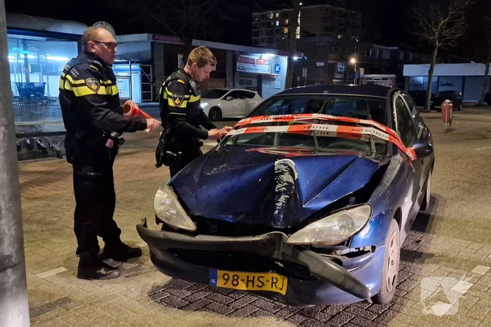 Personenwagen botst tegen lantaarnpaal
