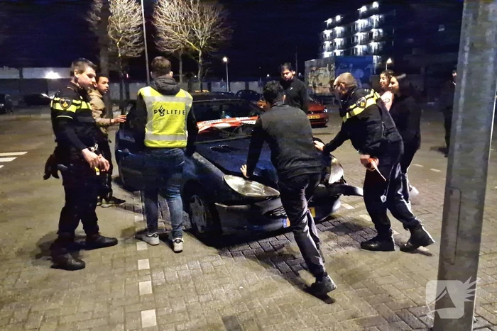 Personenwagen botst tegen lantaarnpaal