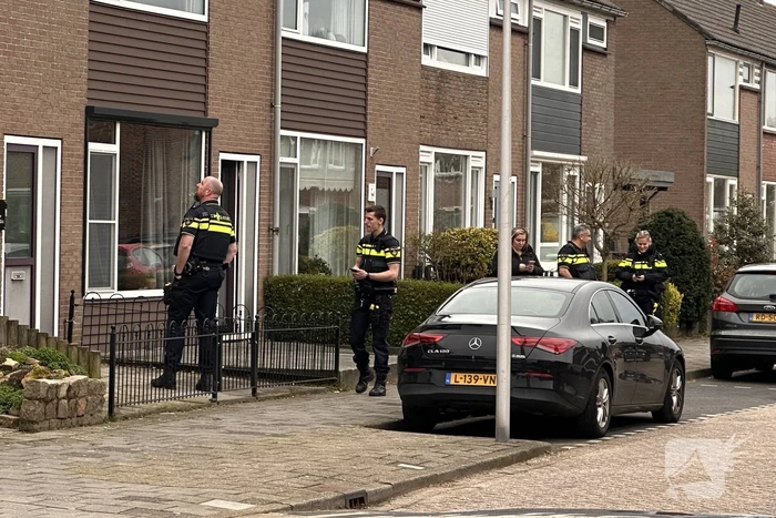 Brandweer veegt schoorsteen na brand
